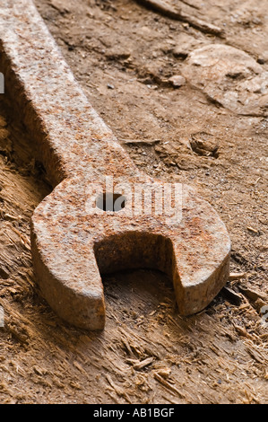 Clé rouillée / Clé sur un banc en bois Banque D'Images