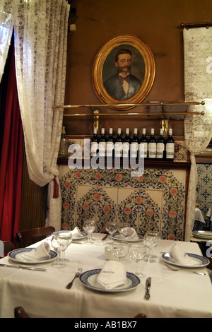 Manger à l'extérieur. Restaurant dans le Vieux Madrid Espagne Europe EU Banque D'Images