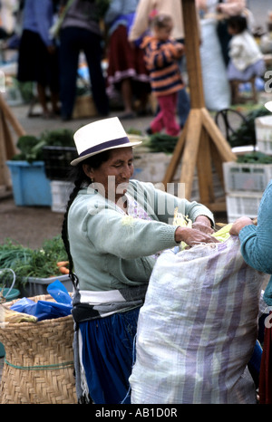 Femme vêtements traditionnels la vente des produits au marché dans le village de Gualaceo près de Cuenca Equateur Banque D'Images