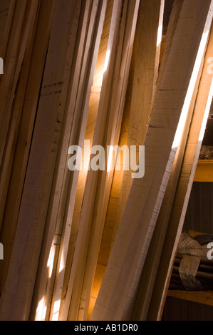 Soleil SUR DÉCOUPER LES PLANCHES EN SCIERIE Banque D'Images