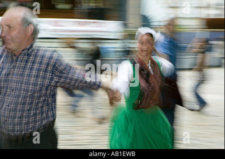 Les gens de Bilbao effectuer des danses traditionnelles basques dans Plaza Arenal, Bilbao, Pais Vasco (Pays Basque) Espagne. Banque D'Images