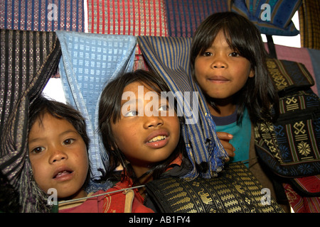 Les enfants d'affichage par tissage Koho village minoritaire Dinh Lang un poulet ou Village près de Dalat, Vietnam du sud-est Banque D'Images