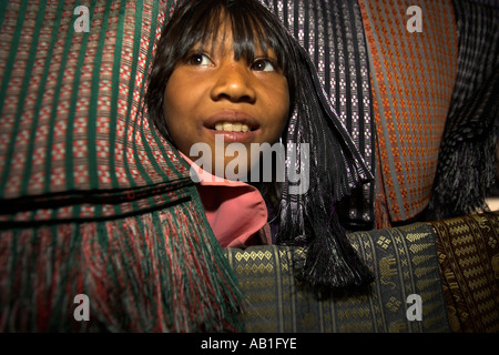 Pelures de fille par tissage affichage à l'Koho village minoritaire Dinh Lang un poulet ou Village près de Dalat, Vietnam du sud-est Banque D'Images