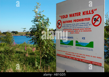 L'eau froide tue avertissement interdisant la baignade à Ogden réservoir d'eau près de Halifax West Yorkshire Banque D'Images