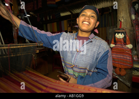 Jeune femme à l'écharpe tissage Koho village minoritaire Lang Dinh un poulet ou Village près de Dalat, Vietnam du sud-est Banque D'Images