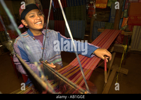 Jeune femme à l'écharpe tissage Koho village minoritaire Lang Dinh un poulet ou Village près de Dalat, Vietnam du sud-est Banque D'Images