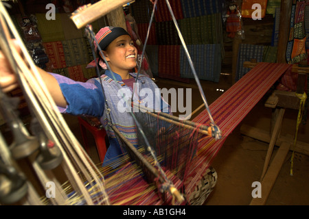 Jeune femme à l'écharpe tissage Koho village minoritaire Lang Dinh un poulet ou Village près de Dalat, Vietnam du sud-est Banque D'Images