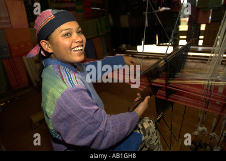 Jeune femme à l'écharpe tissage Koho village minoritaire Lang Dinh un poulet ou Village près de Dalat, Vietnam du sud-est Banque D'Images