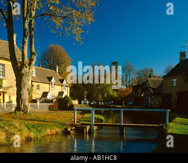 UK Angleterre Gloucestershire Lower Slaughter rivière Windrush passant par cotswolds village Banque D'Images