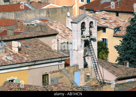 Les toits de tuiles en terre cuite dans la ville d'Orange en Provence France Banque D'Images