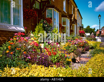 Malpas Cheshire UK village rempli de fleurs jardin de devant de maison mitoyenne Banque D'Images