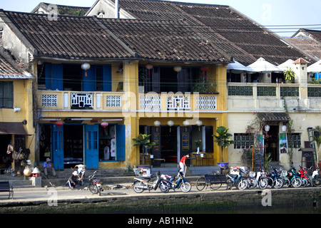 Commerces et restaurants dans les vieux bâtiments au bord de la ville historique de Hoi An milieu Vietnam Banque D'Images