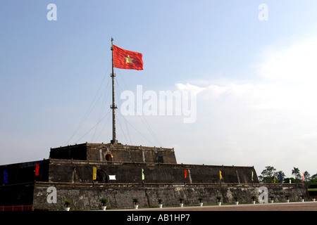 Étoile rouge et jaune du drapeau national sur le vol de la tour du drapeau dans la Citadelle Hue Vietnam Banque D'Images