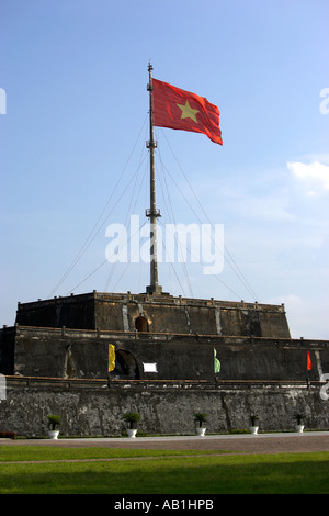 Étoile rouge et jaune du drapeau national sur le vol de la tour du drapeau dans la Citadelle Hue Vietnam Banque D'Images
