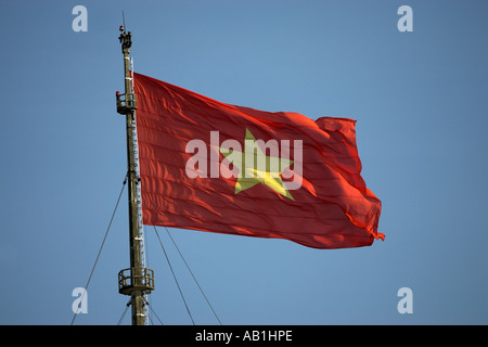 Le rouge et jaune point cinq étoiles drapeau national sur le drapeau de la tour de la Citadelle Hue Vietnam Banque D'Images
