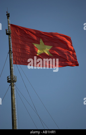 Le rouge et jaune point cinq étoiles drapeau national sur le drapeau de la tour de la Citadelle Hue Vietnam Banque D'Images