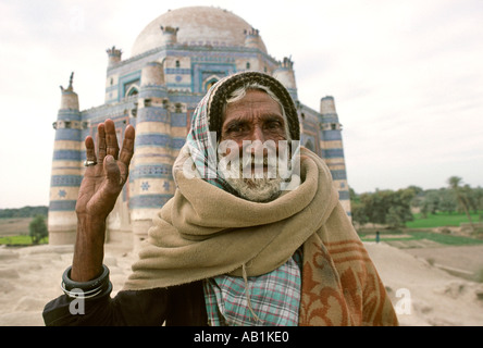 Du Sud Pakistan Punjab Uch Sharif vieil homme en face de tombes du 15e siècle Banque D'Images