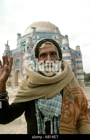 Du Sud Pakistan Punjab Uch Sharif vieil homme en face de tombes du 15e siècle Banque D'Images