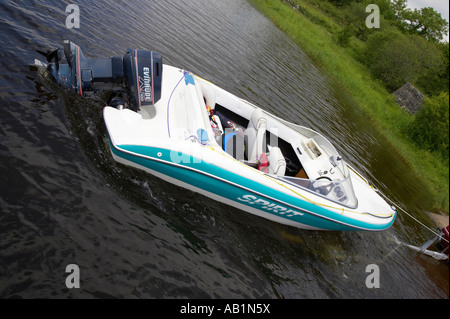 Bateau de vitesse sur remorque étant lancé à corradillar jetée publique Banque D'Images