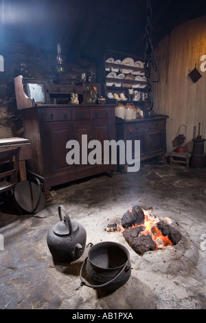 UK Ecosse Îles Hébrides extérieures Lewis Arnol blackhouse museum room interior Banque D'Images