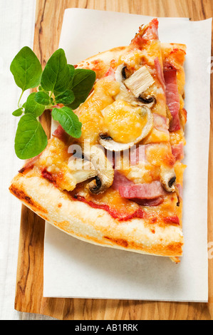 Tranches de jambon style américain et pizza aux champignons FoodCollection Banque D'Images