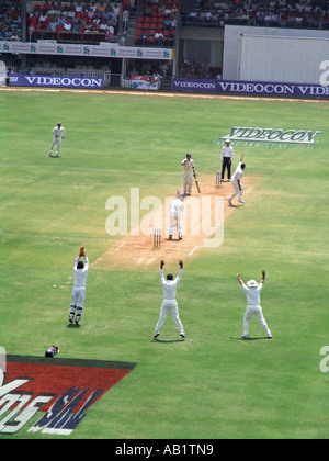 L'Angleterre joue batteur Indian Cricket Wankhede Stadium test livraison Churchgate Bombay Inde Banque D'Images