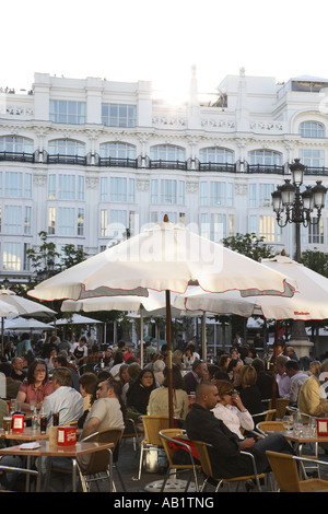 Bars et terrasses de café sur la Plaza de Santa Ana, Madrid, Espagne Banque D'Images