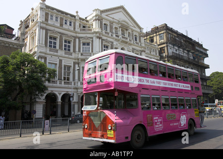 Bâtiment colonial et violet double decker bus Mumbai Inde Banque D'Images