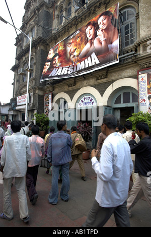 Passants sont attirés mais des bannières pour le dernier film de Bollywood au cinéma Capitol Bombay Inde Banque D'Images