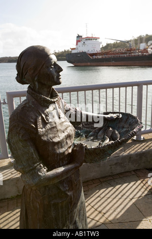 UK Ecosse Îles Hébrides extérieures Lewis Stornoway Girl Hareng au bord de l'eau sculpture par Charles Hutchison Ginny Engeortsen Banque D'Images