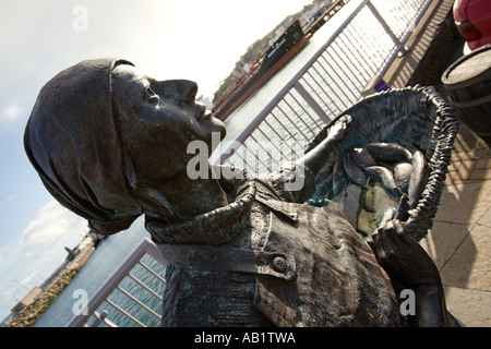 UK Ecosse Îles Hébrides extérieures Lewis Stornoway Girl Hareng au bord de l'eau sculpture par Charles Hutchison Ginny Engeortsen Banque D'Images