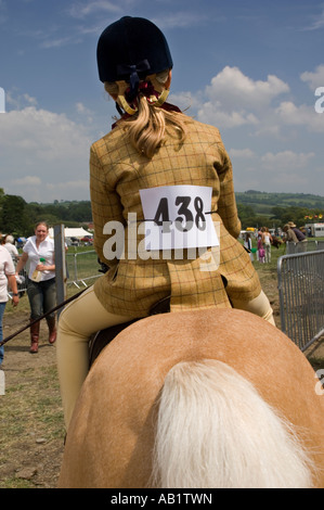 Vue arrière d'une jeune fille sur l'Aberystwyth Comice Agricole le 9 juin 2007 ; port hacking jacket et riding hat ; Pays de Galles UK Banque D'Images