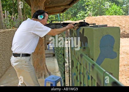 Visiteur semi-automatique tir fusil M16 sur tir à Cu Chi Tunnels restaurés à partir de la guerre du Vietnam Banque D'Images