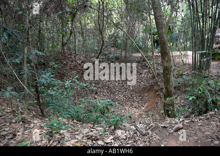 B52 cratère de bombe à l'restauré les Tunnels de Cu Chi où les combattants de la résistance se cacha pendant la guerre du Vietnam nous Banque D'Images