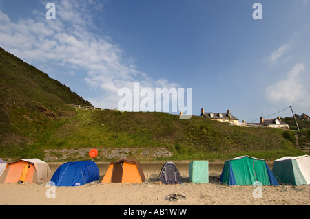Rangée de tentes sur Tresaith beach l'ouest du pays de Galles Ceredigion Cardigan Bay ; cool camping sur la plage, UK Banque D'Images
