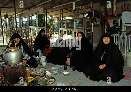 Les membres de la famille en deuil plus proches qu'ils ont perdu la guerre en Irak l'Iran à un cimetière à Téhéran Banque D'Images