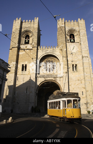 Cathédrale Se, Roman (1150) avec le nombre tram 28, Lisbonne, Portugal Banque D'Images