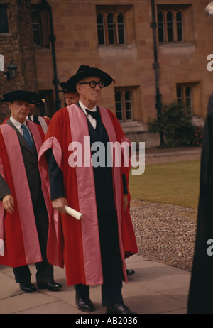 PORTRAITS - Le Corbusier et Henry Moore, le jour où ils ont reçu des doctorats honorifiques de l'Université de Cambridge, (1959). Banque D'Images