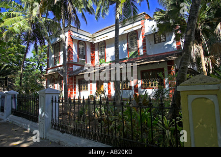 Maison coloniale entourée de palmiers dans l'Campal district de Panjim Goa Inde Banque D'Images