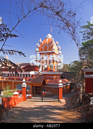 Maruti Orange Temple dédié à Hanuman le Dieu Singe hindou donne sur Panjim Goa Inde de Altinho hillside Banque D'Images