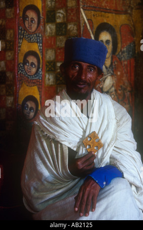 Province de l'ÉTHIOPIE Gonder Gonder Église de Debre Birhan Selasie Portrait de prêtre holding crucifix en face du mur peint Banque D'Images