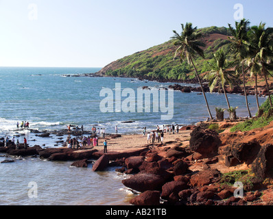 Petite plage de rochers avec des palmiers au nord de Goa Anjuna Banque D'Images