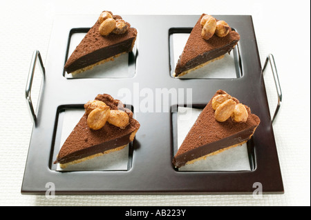 Quatre morceaux de tarte au chocolat avec des amandes sur le bac FoodCollection Banque D'Images