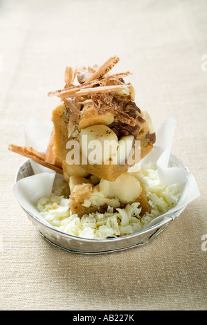 Les petits morceaux de chocolat coupe avec les noix de macadamia FoodCollection Banque D'Images