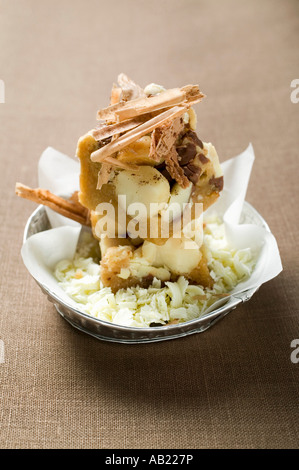 Petits morceaux de gâteau au chocolat avec noix de macadamia FoodCollection Banque D'Images