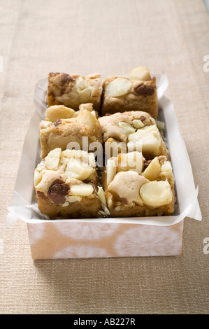 Les petits morceaux de chocolat coupe avec les noix de macadamia dans fort FoodCollection Banque D'Images