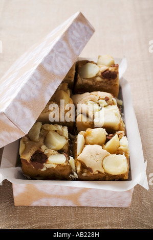 Petits morceaux de gâteau au chocolat avec noix de macadam à la case FoodCollection Banque D'Images