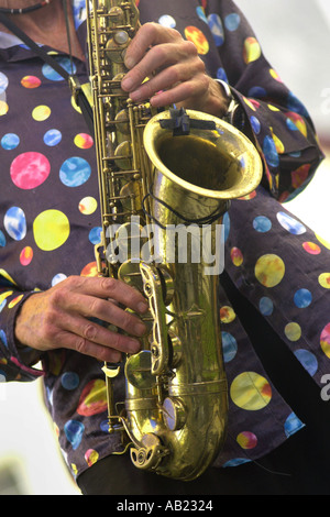 Sax player Nik Turner anciennement de Hawkwind en spectacle avec son groupe au Festival de jazz annuel Brecon Powys Pays de Galles UK Banque D'Images