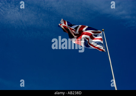 Union Jack flag flying contre ciel bleu Banque D'Images