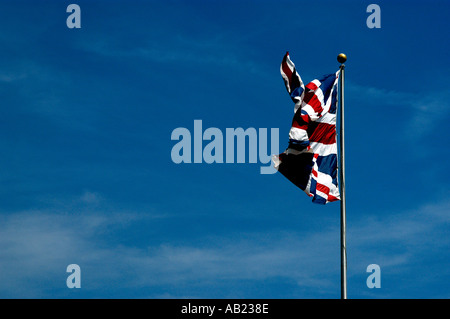 Union Jack flag flying contre ciel bleu Banque D'Images